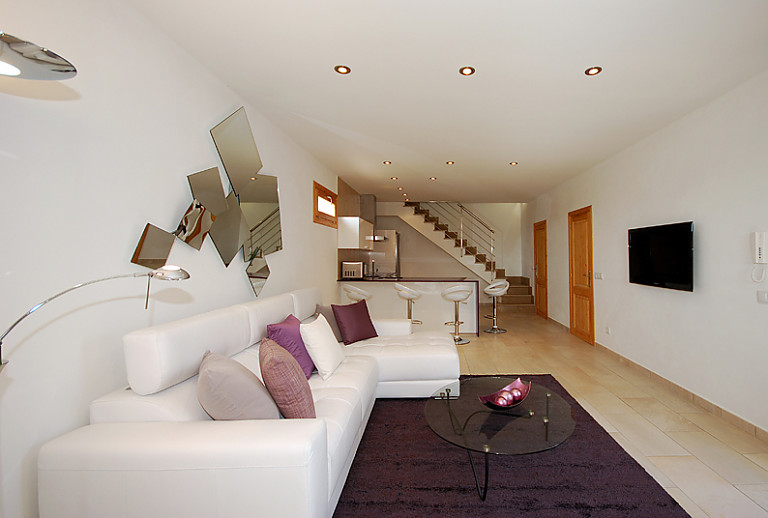 Wohnzimmer Sofa TV Couschtisch Spiegel Treppe Lampe 