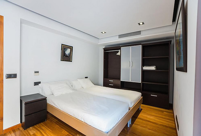 Schlafzimmer mit Einzelbetten und Wandschrank